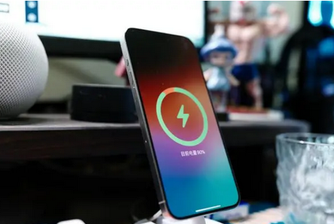 龙口苹果15换屏服务分享用什么充电器给iPhone15充电更好 